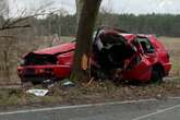 Mann kracht mit seinem Auto gegen Baum und stirbt