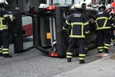 Plötzlich liegt der Volvo quer: Fahrer nach Unfall im Krankenhaus