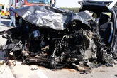 Motorblöcke bei Horror-Crash aus Autos gerissen: Frau stirbt noch an Unfallort