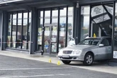 Spektakulärer Raub: Mercedes kracht in Juweliergeschäft, Fluchtwagen im Straßengraben entdeckt