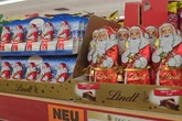 Sommerhitze trifft Adventszeit: Hier gibt es schon Weihnachtsmänner zu kaufen!