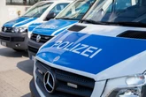 Betrunkener mit Kind auf E-Roller unterwegs - als Polizei ihn stoppt, eskaliert die Situation
