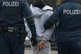 Gewahrsam für Trunkenbold: Er griff Pizzaboten an und zeigte den Hitlergruß