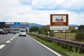 Zehntausende Euro: Warum sind braune Schilder an der Autobahn so teuer?