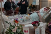 Fans sind beunruhigt: Elton John meldet sich mit Bild aus dem Krankenhaus