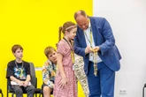 Stadtoberhaupt im Kinder-Kreuzverhör: Lotta (9) nimmt OB die Amtskette ab