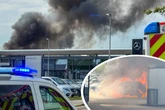 Fahrzeuge brennen lichterloh auf Schrottplatz: Feuerwehr rückt mit Großaufgebot an