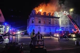 Wohnhausbrand endet tragisch: Kameraden holen Leiche aus der Flammenhölle