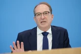 Warnung vor Anschlägen: Innenminister Dobrindt spricht von "hoher Bedrohung"