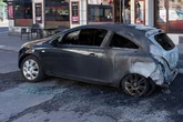 Erst knallt's und dann brennen zwei Autos im Leipziger Osten: 40.000 Euro Schaden