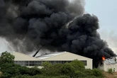 Dramatischer Brand in Entsorgungsbetrieb: Kräfte bringen Flammen unter Kontrolle