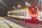 Ticketkontrolle eskaliert: Bahn-Mitarbeiter stürzt bei 120 km/h aus Zug und schwebt in Lebensgefahr