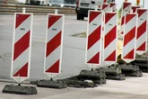 Polizistin auf A38 bei Leipzig von fliegenden Warnbaken-Teilen verletzt