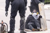Klebe-Blockade in Mainz: Polizei geht gegen Aktivisten vor