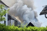 Anwohner bei Hausbrand verletzt: Rauch über Solingen, WarnApp schlägt Alarm