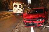 Unfall auf der Königsbrücker: VW kracht in Straßenbahn und reißt Schild mit!