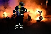Roller und Autos brennen lichterloh: Einsatzkräfte finden Spiritus-Flasche