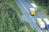 Drohne erwischt Lkw-Raser: Polizei stoppt Überhol-Sünder im Minutentakt