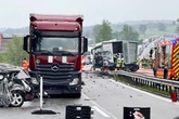 Tödlicher Unfall auf A8: Lkw durchbricht Mitteilleitplanke und kracht in Gegenverkehr
