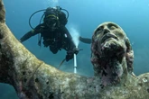 Spektakel in der Tiefe: Der berühmte Unterwasser-Christus strahlt wieder