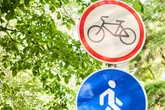 Radfahrer nutzt verbotenen Weg, stürzt kopfüber und stirbt