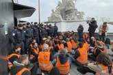 Klima-Kleber versperren den Eingang zum Parlament