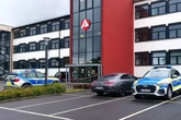 Attacke im Jobcenter: Großeinsatz mit Hubschrauber nach flüchtigem Täter