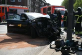 Ford prallt gegen Ampelmast: Kreuzung wegen schwerem Unfall lahmgelegt