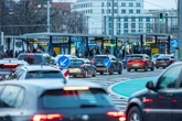 Rentner rutscht vom Bremspedal: Crash mit fünf Autos am Hauptbahnhof