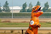 "Dinosaurier" lockt Kinder in entlegene Ecke: Polizei alarmiert