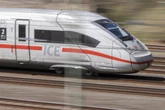 Lebensgefahr: Mann sammelt Pfandflaschen auf Gleisen im laufenden Bahnverkehr
