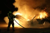 Zwei Autos und eine Mülltonne in Brand: Polizei sucht Feuerteufel