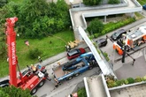 Lastwagen kracht gegen Brücke: Fahrer stundenlang unter Trümmern eingeklemmt