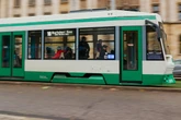 Tram rast beinahe in Fußgänger: Zwei Fahrgäste nach Bremsung verletzt