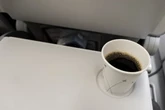 "Mit Blasen übersät": Passagier verbrüht sich Penis im Flugzeug und zieht vor Gericht