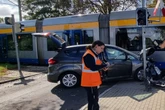 Unfall bei Leipzig: Straßenbahn und Auto krachen zusammen