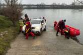 Mutter geht mit Tochter in eiskalten Fluss und kehrt ohne sie zurück