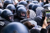 Polizist von Wut-Mob "niedergetrampelt": Jetzt greift die Justiz ein