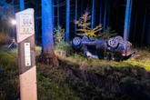 Crash im Erzgebirge: BMW überschlägt sich und landet im Wald