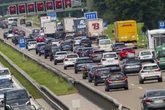 Unfall im Pfingst-Stau: Zwei Verletzte und fünf beschädigte Autos auf der A14