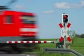 Tödlicher Unfall an Bahnübergang: Zug erfasst Mann - Polizei hat ersten Verdacht
