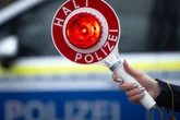 Polizei kam gerade noch rechtzeitig: 22-Jähriger rast mit über 200 durch Autobahn-Baustelle