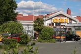 OBI überfallen: Mann fordert mit gezogener Waffe Geld