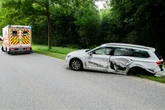 Skoda gerät in Gegenverkehr und landet auf dem Dach: Person verletzt