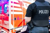 Mann fotografiert Kind in Kinderwagen und verprügelt die Mutter