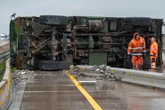 Brummi gegen Leitplanke: Ex-Bundeswehr-Laster kippt auf der A38 um