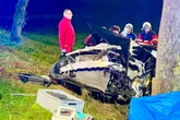Eingeklemmt und schwer verletzt: 19-Jähriger kracht mit Mercedes gegen Baum