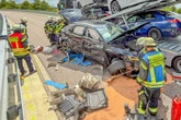 Mit Mercedes-Limousinen beladen: Audi kracht bei Überholversuch in Autotransporter