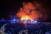 Großeinsatz neben der Autobahn: Feuerwehr kämpft stundenlang gegen Flammen