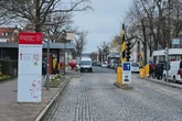 Radler drängelt sich vor Bus und löst Unfall aus und flüchtet